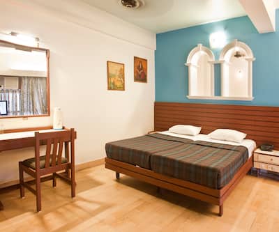 https://imgcld.yatra.com/ytimages/image/upload/t_hotel_yatra_city_desktop/v1390455008/Domestic Hotels/Hotels_Jamanagar/Hotel President/SuiteRoom~94.jpg